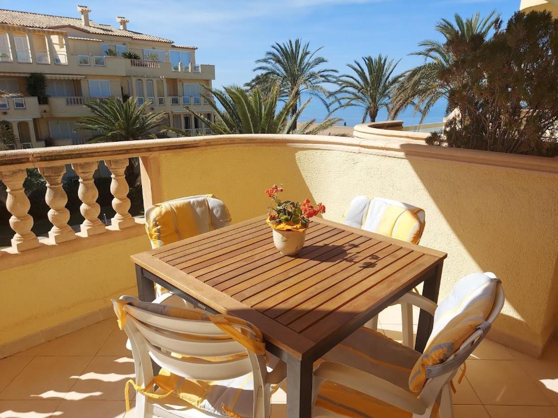 Estupendo Apartamento En Primera Linea De Playa Y Con Vistas Al Mar Denia Exterior photo