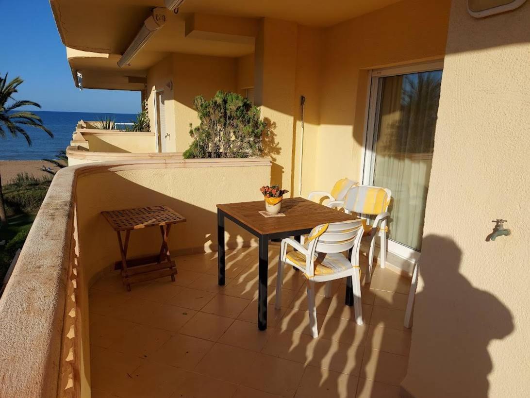 Estupendo Apartamento En Primera Linea De Playa Y Con Vistas Al Mar Denia Exterior photo